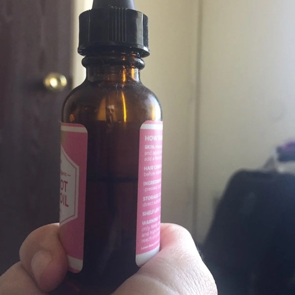 Leven Rose Carrot Seed Oil - Picture 4 of 4
